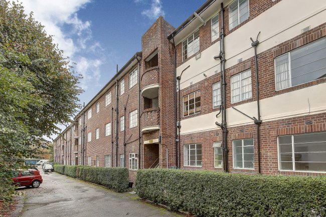 87 Hermitage Court, Woodford Road, South Woodford, London E18 2EP
 2