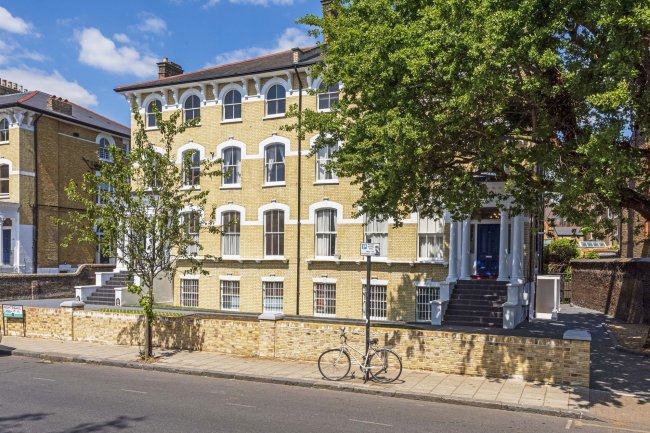 2 Nightingale Mansions, 42-44 Nightingale Lane, Balham, London SW12 8TN 
 4