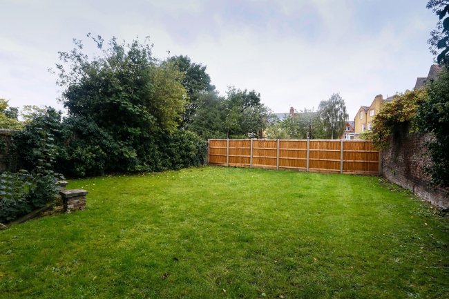 2 Nightingale Mansions, 42-44 Nightingale Lane, Balham, London SW12 8TN 
 4