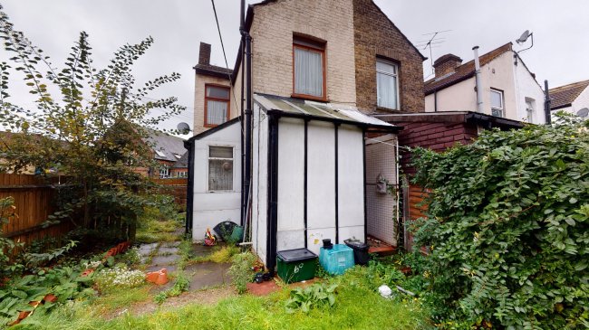 69 Leslie Grove, Croydon, Surrey, CR0 6TJ 6