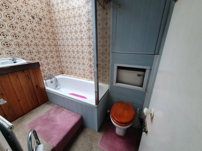 69 Leslie Grove, Croydon, Surrey, CR0 6TJ 6