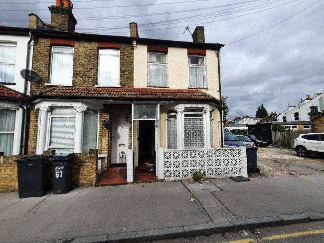 69 Leslie Grove, Croydon, Surrey, CR0 6TJ 6