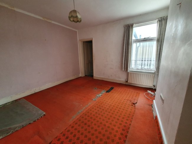 69 Leslie Grove, Croydon, Surrey, CR0 6TJ 6