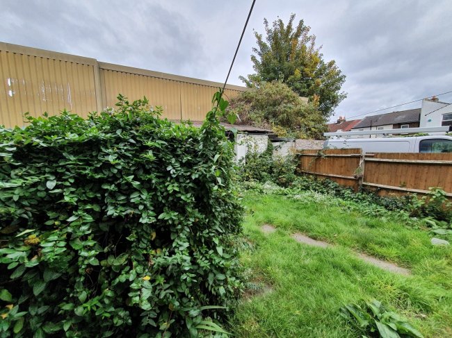 69 Leslie Grove, Croydon, Surrey, CR0 6TJ 6