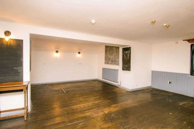 The Old Neighbourhood Inn, Midway, Chalford Hill, Stroud GL6 8EN 4