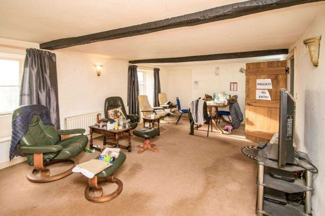 The Old Neighbourhood Inn, Midway, Chalford Hill, Stroud GL6 8EN 4