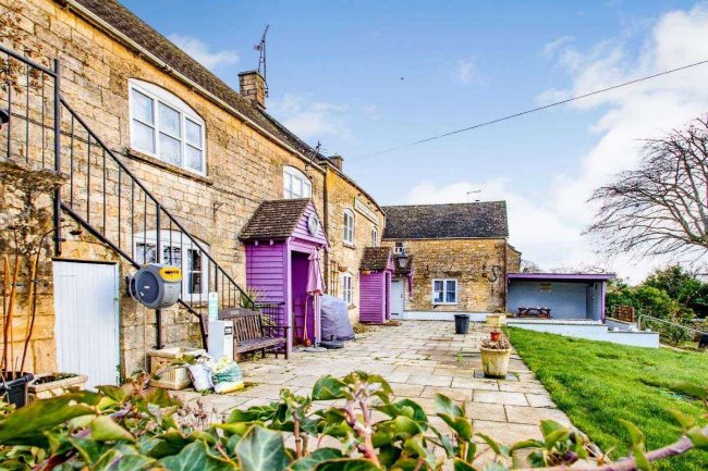 The Old Neighbourhood Inn, Midway, Chalford Hill, Stroud GL6 8EN 4