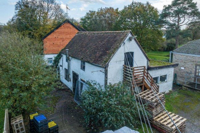 Kings Farm, Dorking Road, Kingsfold, RH12 3SA  5