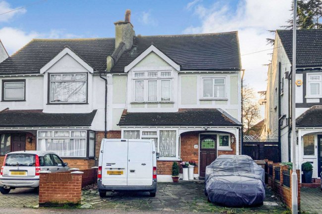 16 Osmond Gardens, Wallington, SM6 8SU
 8