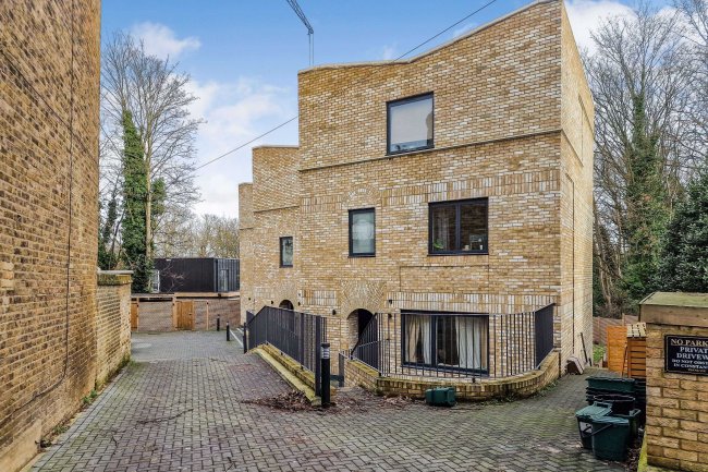 Alma Yard, Alma Place, Crystal Place, London, SE19 2TB
 2