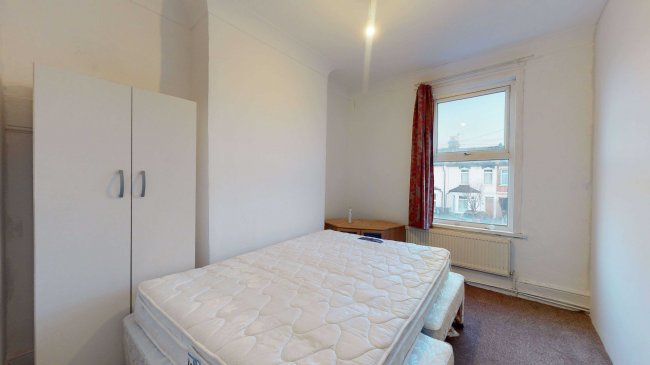 128 Empress Avenue, Ilford, Essex, IG1 3DF 8