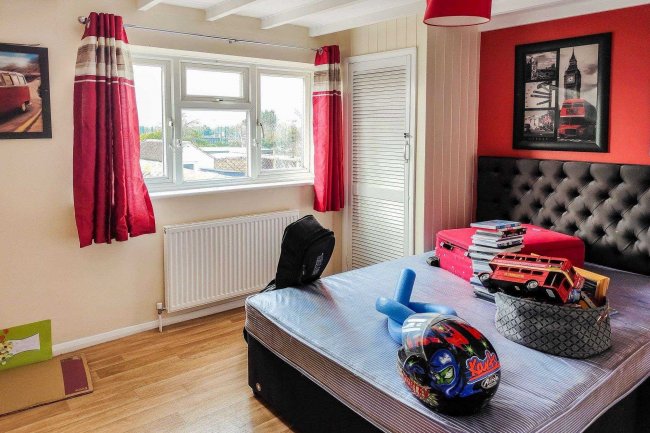 Ivydene, 133 Harwich Road, Little Oakley, Harwich, CO12 5EB
 5