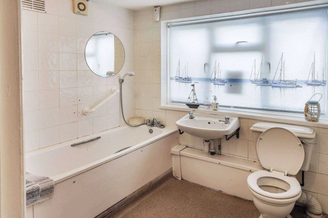 Ivydene, 133 Harwich Road, Little Oakley, Harwich, CO12 5EB
 5