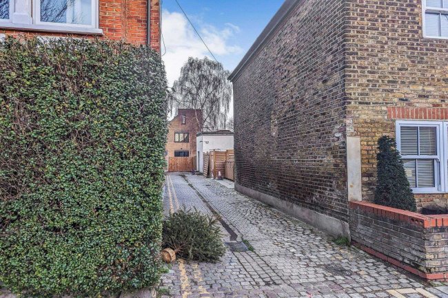 2 Hotham Road Mews, Wimbledon, London, SW19 1FA
 8