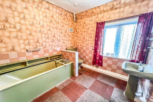 17 Mannock Road, Wellingborough, Northamptonshire, NN8 2BJ
 7