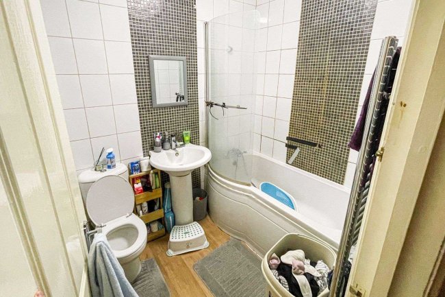 36A West View Drive, Woodford Green, IG8 8LU 8