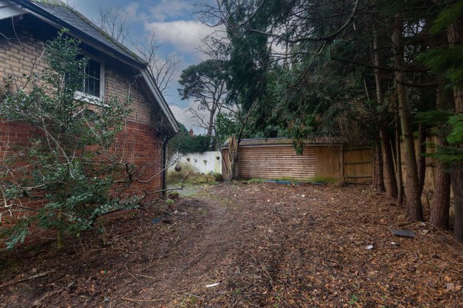 Stable Cottage, Brooklands Lane, Weybridge, KT13 8UX
 2