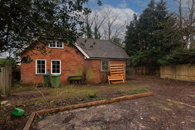 Stable Cottage, Brooklands Lane, Weybridge, KT13 8UX
 2