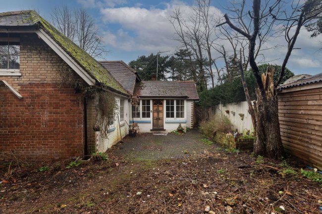Stable Cottage, Brooklands Lane, Weybridge, KT13 8UX
 2