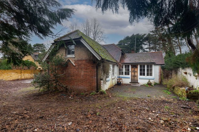 Stable Cottage, Brooklands Lane, Weybridge, KT13 8UX
 2