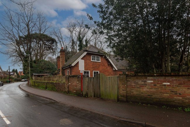 Stable Cottage, Brooklands Lane, Weybridge, KT13 8UX
 2