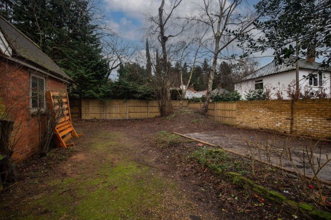 Stable Cottage, Brooklands Lane, Weybridge, KT13 8UX
 2