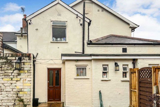 White Lion Public House, 20 Lower Farnham Road, Aldershot GU12 4EA 2