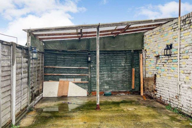 White Lion Public House, 20 Lower Farnham Road, Aldershot GU12 4EA 2