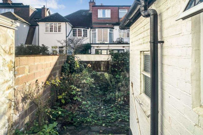 9 Alyth Gardens, Temple Fortune, London NW11 7EN 8