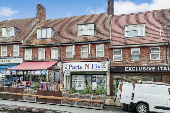 37 Watling Avenue, Edgware HA8 0LF  7