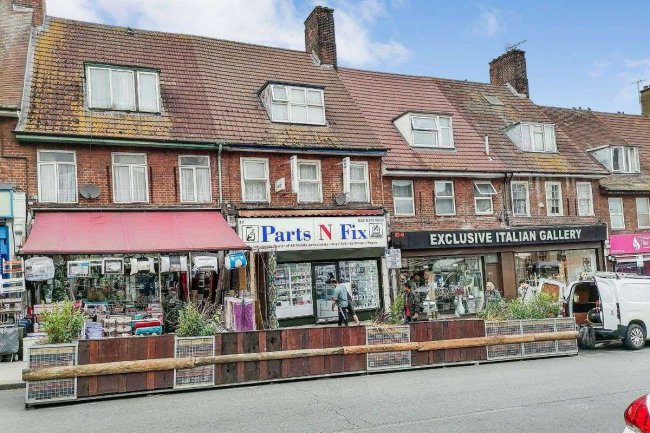 37 Watling Avenue, Edgware HA8 0LF  7