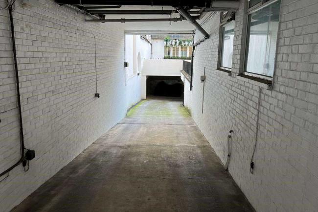 103-105 Harley Street, London W1G 6AJ 8