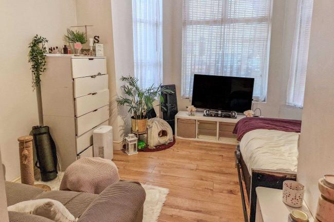 17D Rosendale Road, London SE21 8DS 1