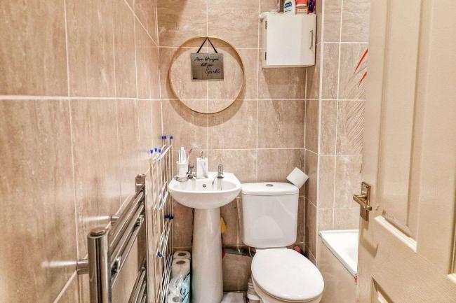 17D Rosendale Road, London SE21 8DS 1