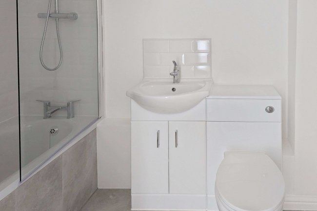 18d Thicket Road, Penge, London SE20 8DD 2