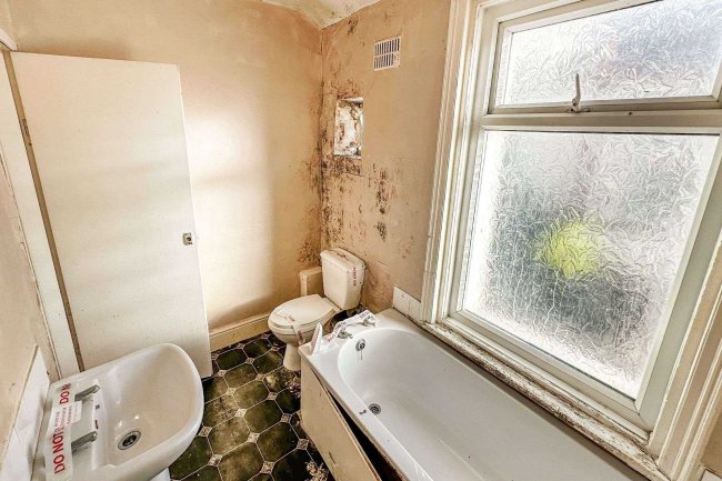 41 Clinton Avenue, Blackpool, FY1 4AE
 9