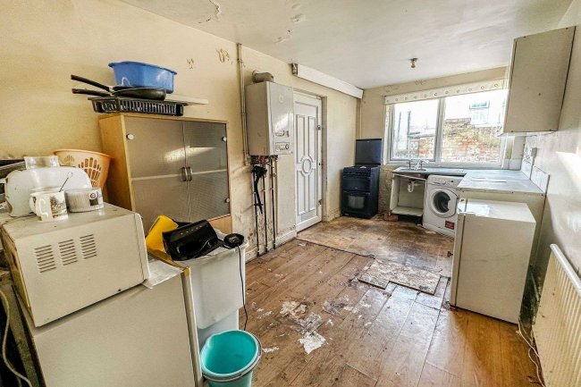 41 Clinton Avenue, Blackpool, FY1 4AE
 9