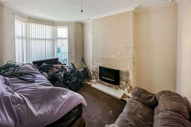 41 Clinton Avenue, Blackpool, FY1 4AE
 9