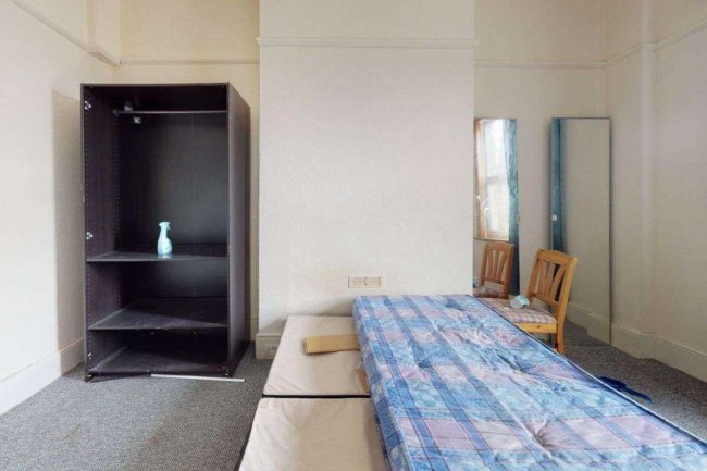 75B Manor Road, Wallington SM6 0DE 2