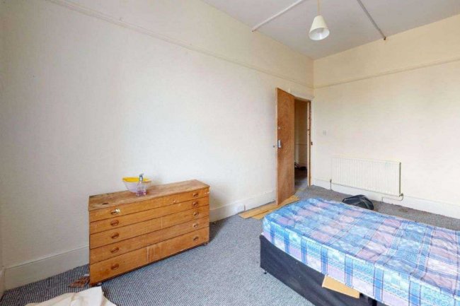 75B Manor Road, Wallington SM6 0DE 2