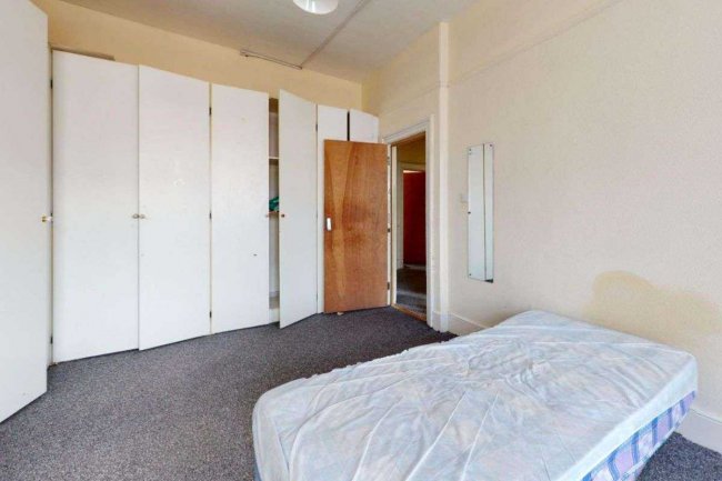 75B Manor Road, Wallington SM6 0DE 2