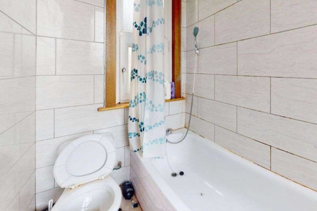 75B Manor Road, Wallington SM6 0DE 2