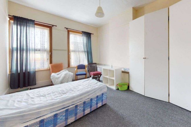 75B Manor Road, Wallington SM6 0DE 2