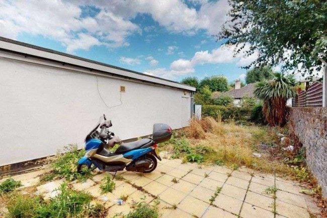 75B Manor Road, Wallington SM6 0DE 2