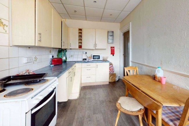 75B Manor Road, Wallington SM6 0DE 2