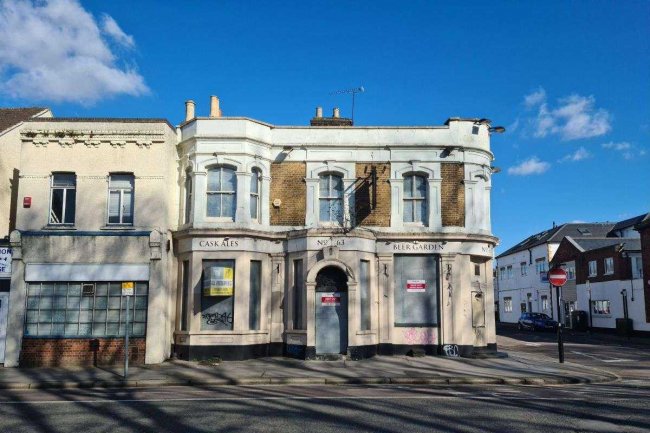 Earl of Eldon, 63 Brighton Road, South Croydon, CR2 6ED 7