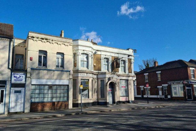 Earl of Eldon, 63 Brighton Road, South Croydon, CR2 6ED 7