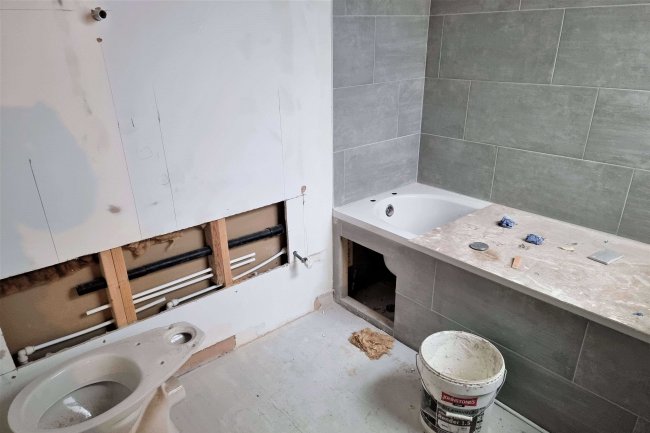 81 Catford Hill, Catford, London SE6 4PW 3