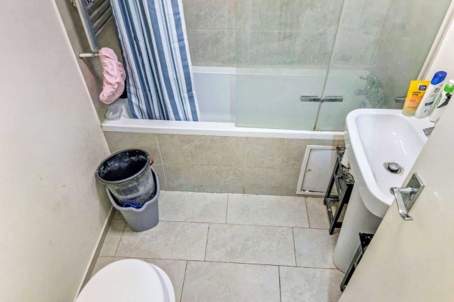 81 Catford Hill, Catford, London SE6 4PW 3