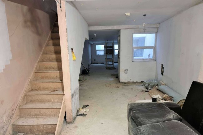 81 Catford Hill, Catford, London SE6 4PW 3